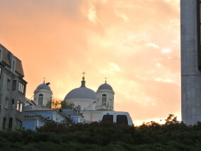 Paisagem de uma igreja no pôr do sol